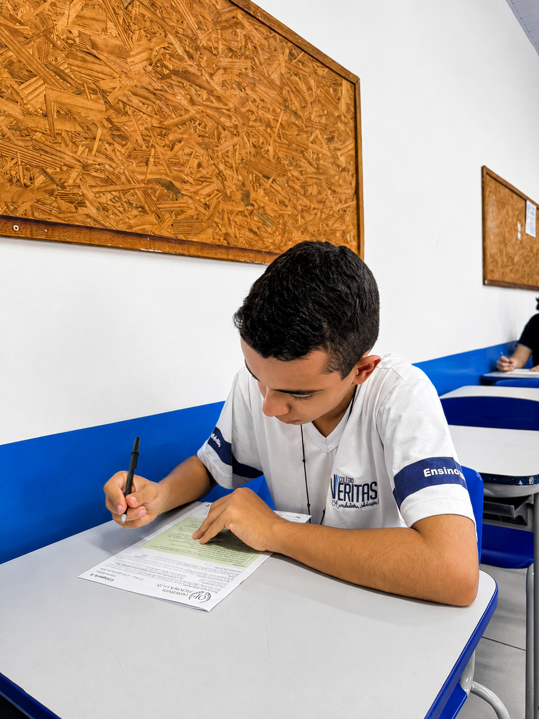 Aluno do Colégio Veritas concentrado em sala de aula